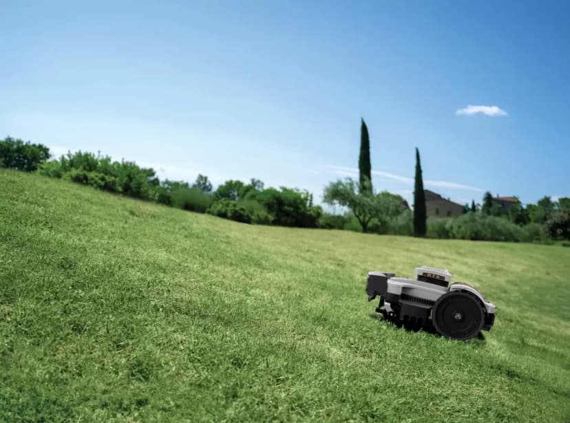 Ambrogio 4.0 Elite RTK mowing a lawn