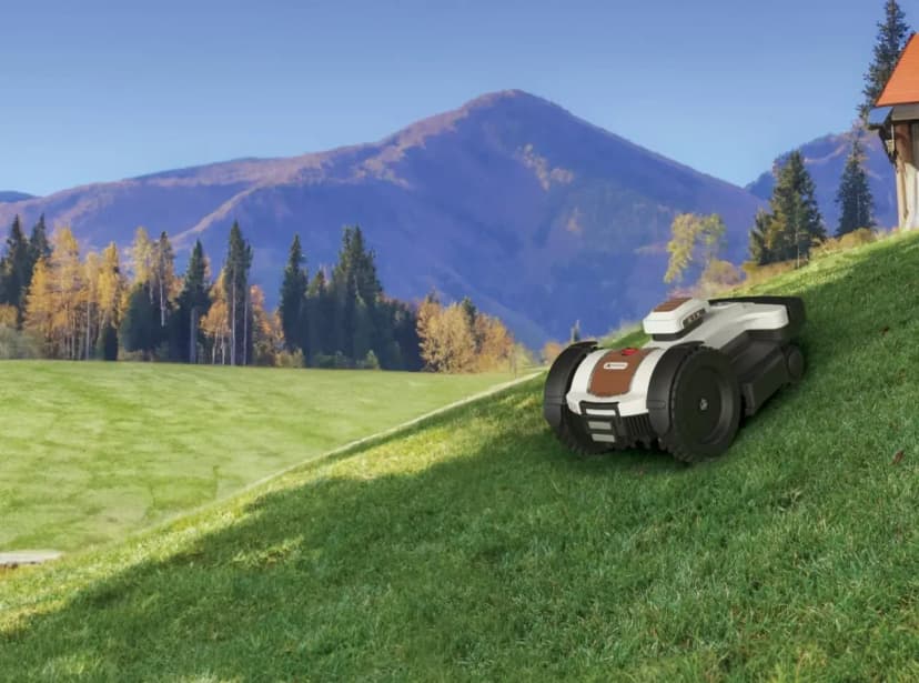Ambrogio 4.36 Elite RTK 4WD mowing a lawn